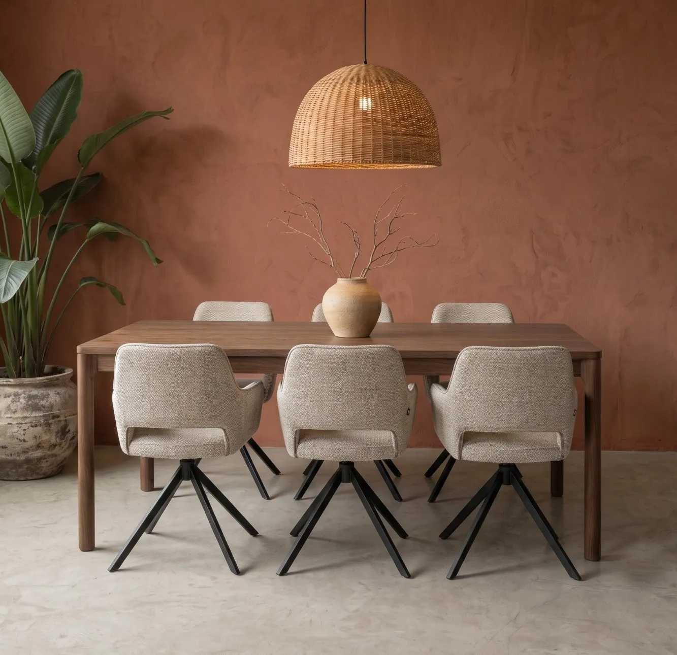 Chaises pivotantes Pax autour d’une table à manger en bois