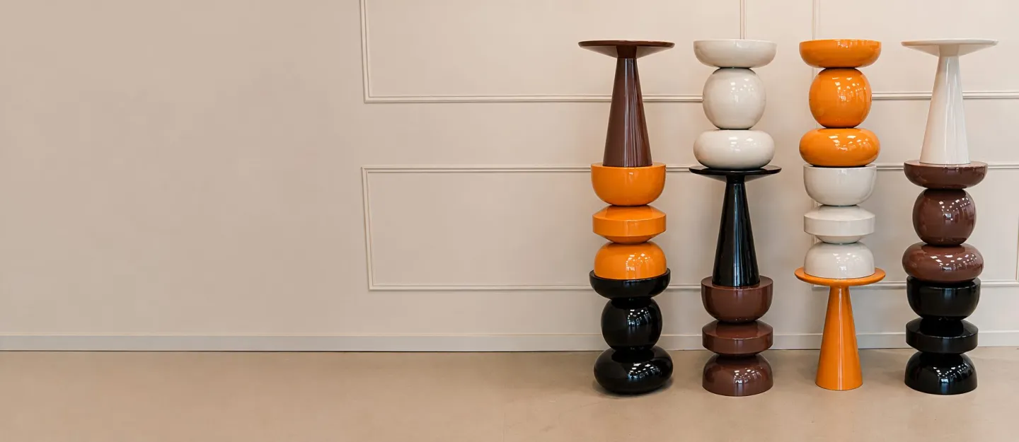 Quatre tables d’appoint organiques orange, marron, noir et crème